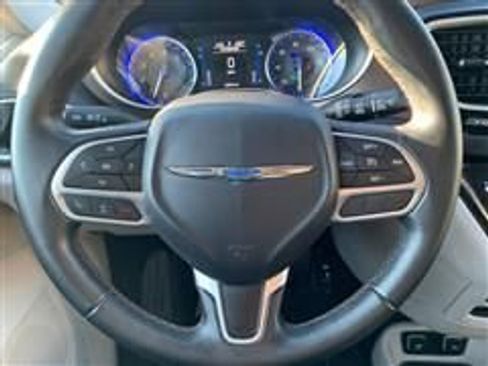 Used 2017 Chrysler Pacifica Touring-L w/ Tire & Wheel Group image 25