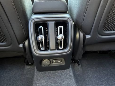 Certified 2025 Volvo XC40 B5 Plus AWD/4WD image 17