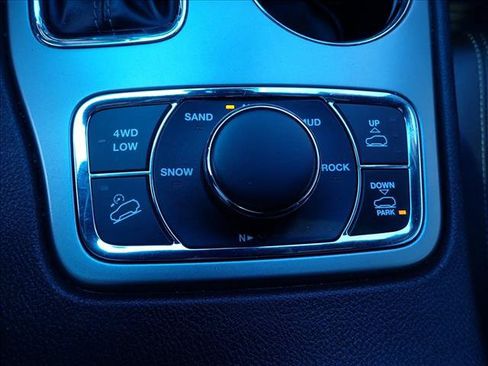 Used 2020 Jeep Grand Cherokee Overland AWD/4WD image 18