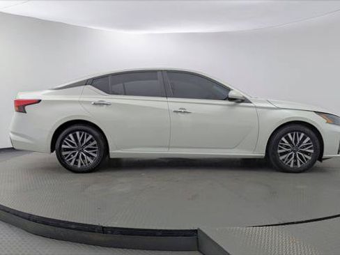 Used 2023 Nissan Altima 2.5 SV FWD image 9