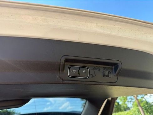Used 2022 Ford Explorer Limited w/ Equipment Group 301A AWD/4WD image 21