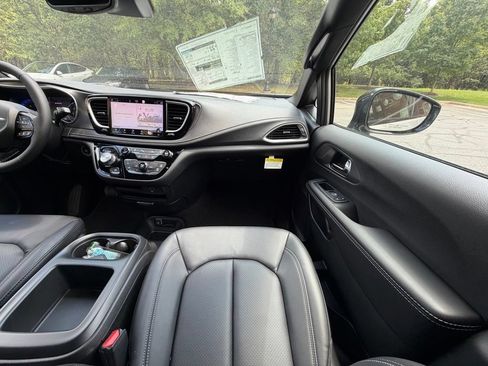 New 2026 Chrysler Pacifica Select w/ S Appearance Package FWD image 15
