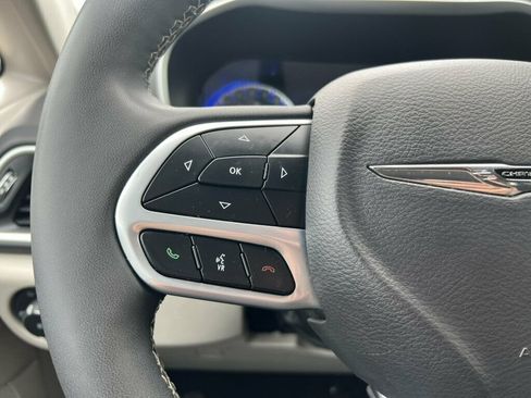 Used 2024 Chrysler Pacifica Touring-L FWD image 22