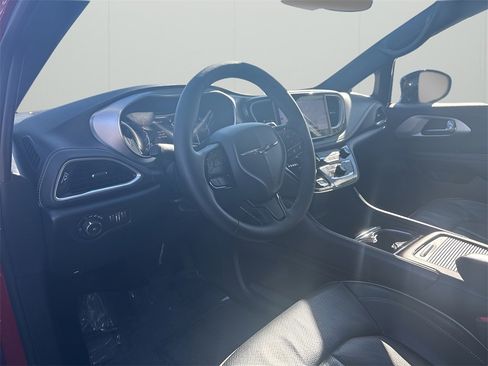 Used 2025 Chrysler Pacifica Limited image 9