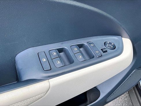 Used 2024 Hyundai Venue Limited FWD image 35