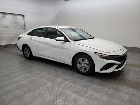 Used 2024 Hyundai Elantra SE FWD image 11