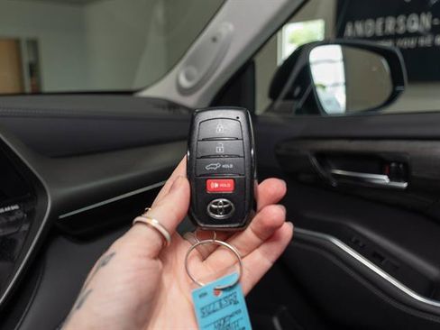 Used 2024 Toyota Highlander Limited AWD/4WD image 18