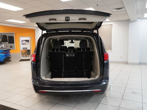Used 2019 Chrysler Pacifica Touring-L image 9