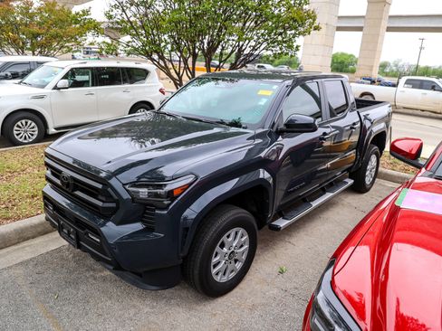 Used 2025 Toyota Tacoma SR5 image 3