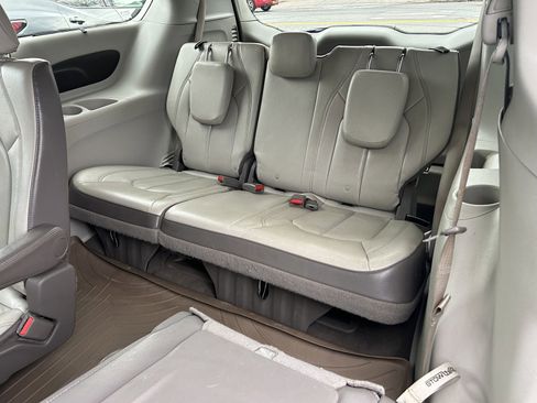 Used 2018 Chrysler Pacifica Touring-L image 12