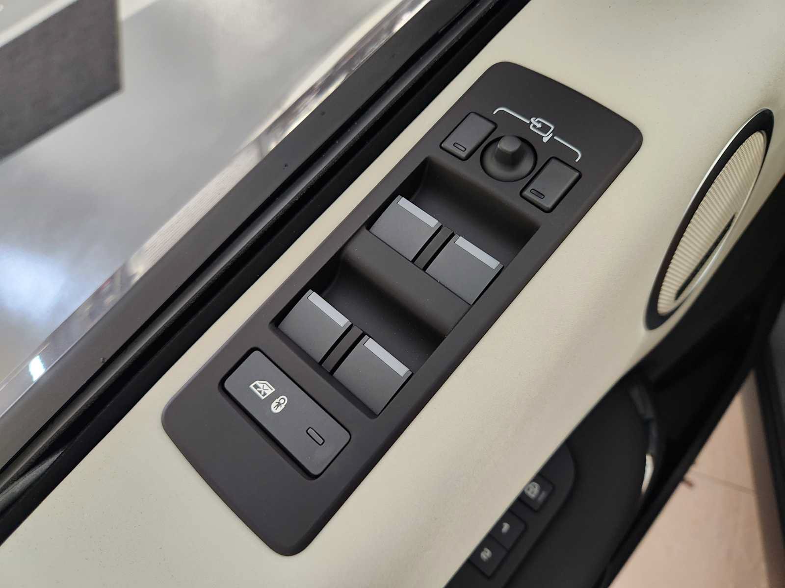 New 2026 Land Rover Discovery S AWD/4WD image 21