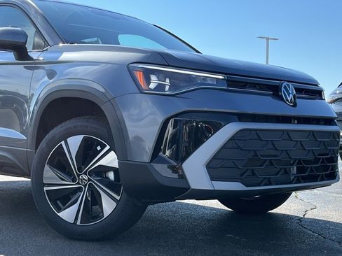 New 2026 Volkswagen Taos SE AWD/4WD image 3
