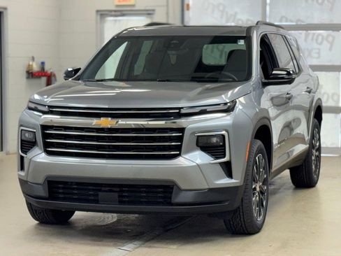 New 2026 Chevrolet Traverse LT w/ Sun and Wheel Package FWD image 3