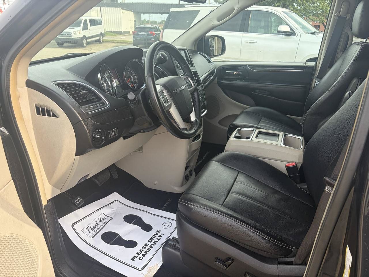 Used 2016 Chrysler Town & Country Touring FWD image 6