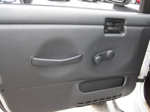 Used 2003 Jeep Wrangler X AWD/4WD image 13
