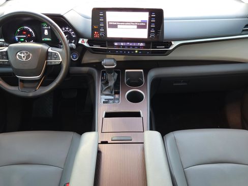 Used 2021 Toyota Sienna XLE image 15