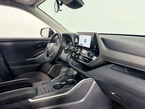 Used 2025 Toyota Highlander LE image 30