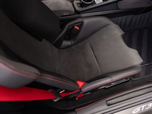 Certified 2025 Porsche 911 GT3 RWD image 30