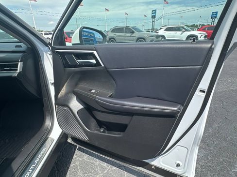 Used 2025 Mitsubishi Outlander SE FWD image 14