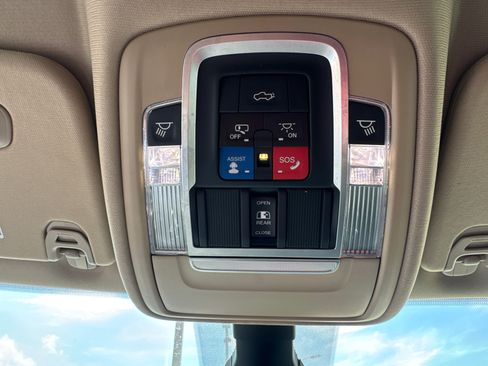 Used 2019 RAM 1500 Laramie AWD/4WD image 11