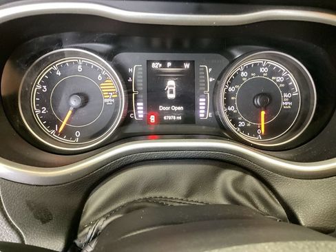 Used 2017 Jeep Cherokee Sport AWD/4WD image 9