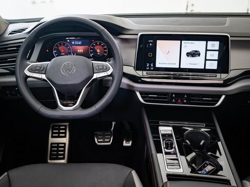 Used 2025 Volkswagen Atlas Peak Edition SE image 31