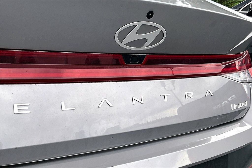 Used 2025 Hyundai Elantra Limited FWD image 23