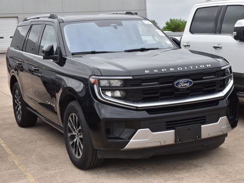 Used 2025 Ford Expedition Platinum image 4