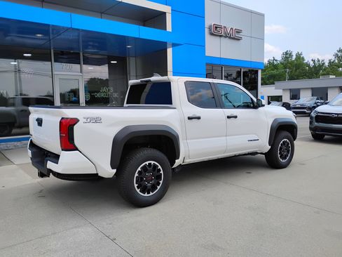 Used 2025 Toyota Tacoma TRD Off-Road AWD/4WD image 6
