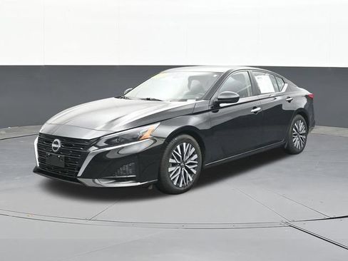 Used 2025 Nissan Altima 2.5 SV FWD image 3