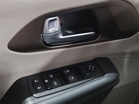 Used 2023 Chrysler Voyager LX FWD image 25