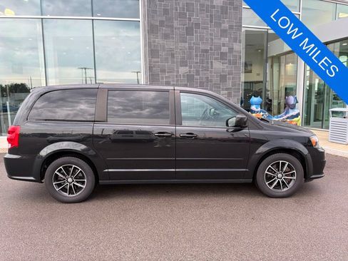 Used 2016 Dodge Grand Caravan SXT FWD image 2