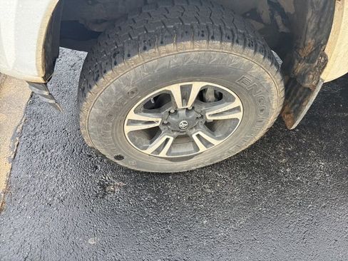 Used 2019 Toyota Tacoma TRD Sport image 5