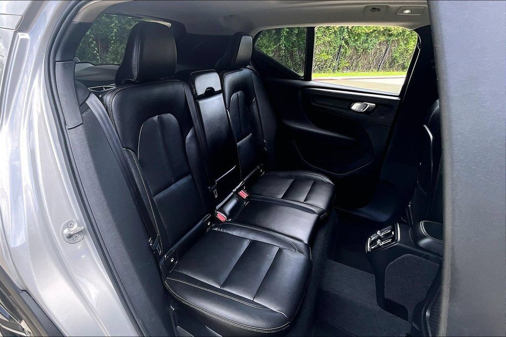Certified 2024 Volvo XC40 B5 Plus w/ Protection Package Premier AWD/4WD image 37