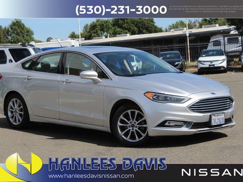 Used 2017 Ford Fusion SE w/ Fusion SE Technology Package FWD image 1