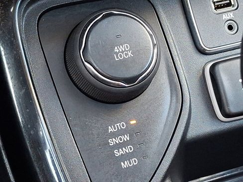 Used 2018 Jeep Compass Limited w/ Navigation Group AWD/4WD image 25