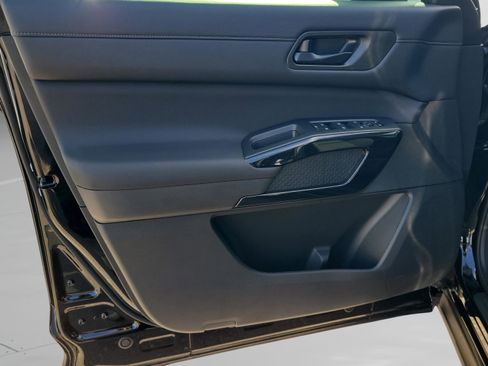 New 2025 Nissan Pathfinder SV image 19