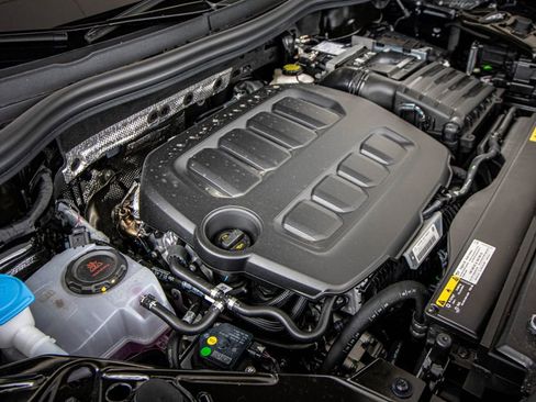 New 2026 Volkswagen Tiguan SEL R-Line image 10