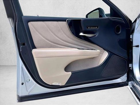Used 2022 Lexus LS 500 w/ Interior Upgrade Package RWD image 18