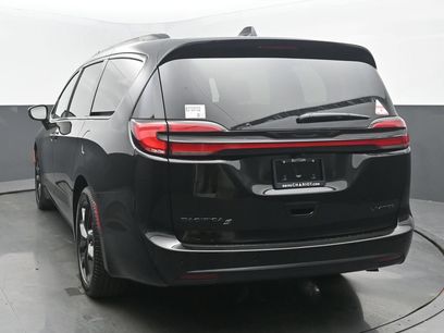 New 2027 Chrysler Pacifica Limited w/ Family Tech Group