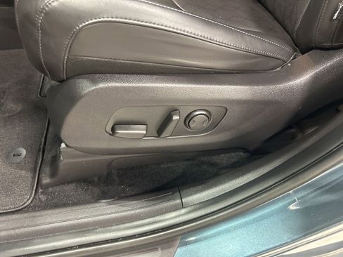 Used 2023 Kia Carnival EX FWD image 12