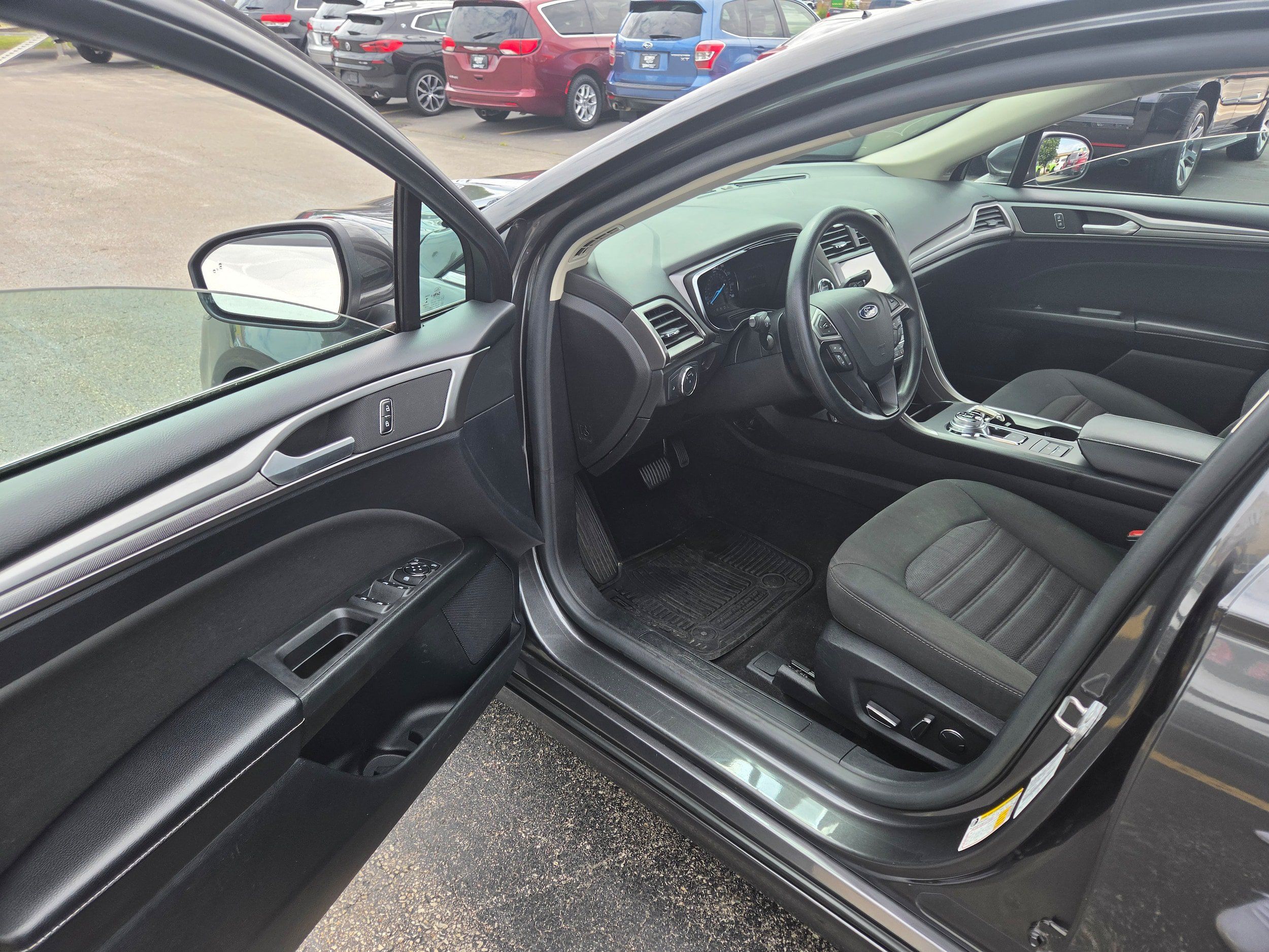Used 2020 Ford Fusion SE FWD image 5