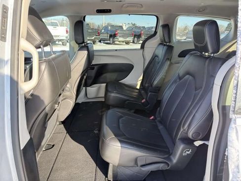 Used 2023 Chrysler Pacifica Touring-L image 13