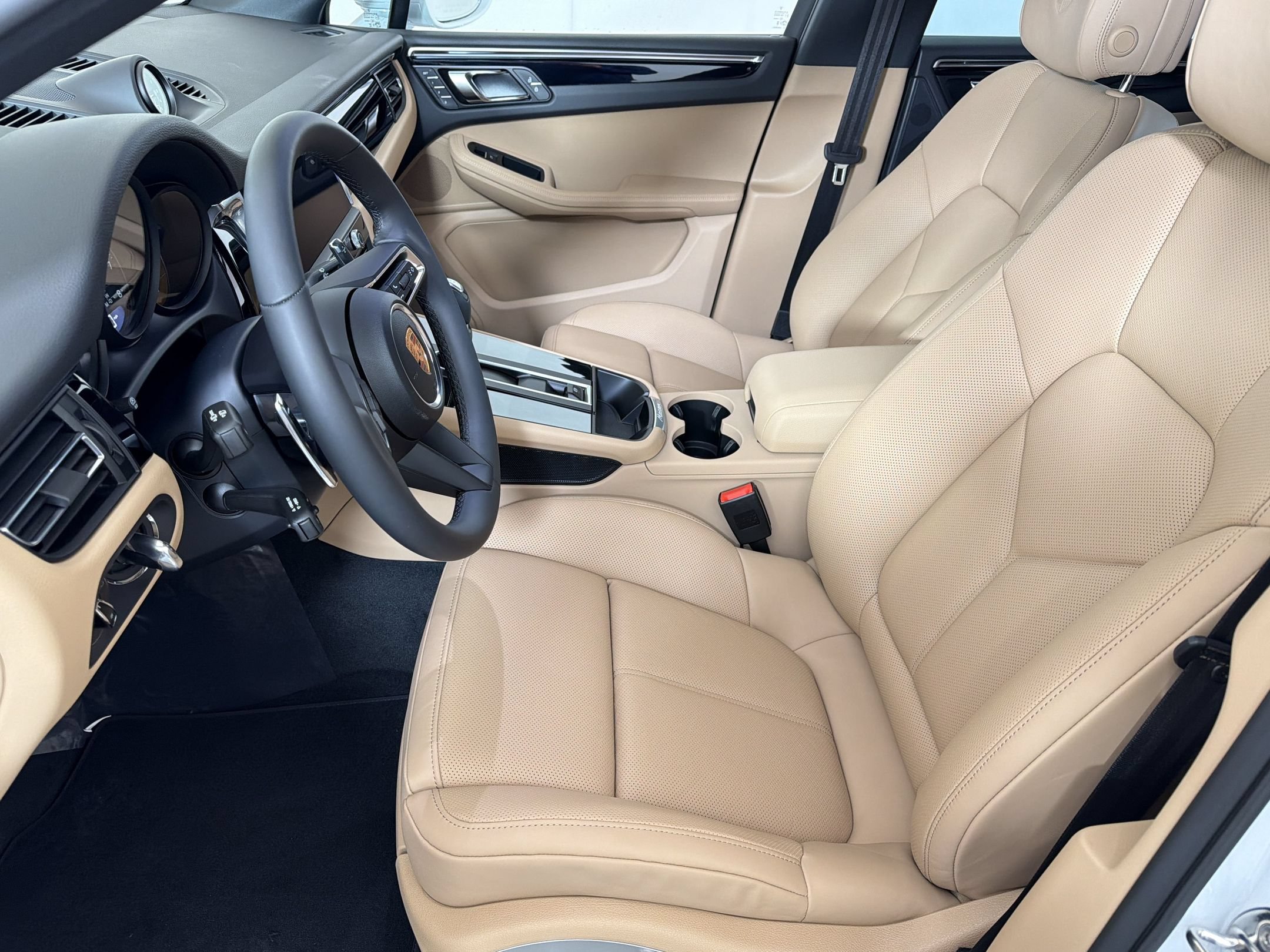 Used 2026 Porsche Macan AWD/4WD image 5