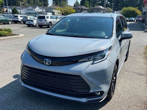 Certified 2025 Toyota Sienna XLE Woodland Edition AWD/4WD image 4
