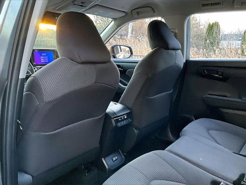 Used 2024 Toyota Highlander LE image 30