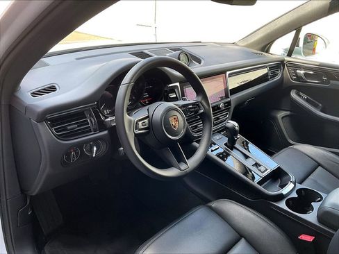 Used 2025 Porsche Macan image 4