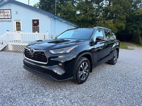 Used 2023 Toyota Highlander XLE AWD/4WD image 1