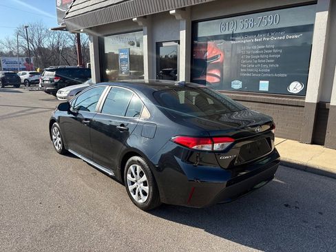 Used 2022 Toyota Corolla LE image 3