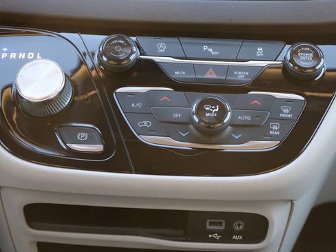 Used 2019 Chrysler Pacifica Touring-L image 21